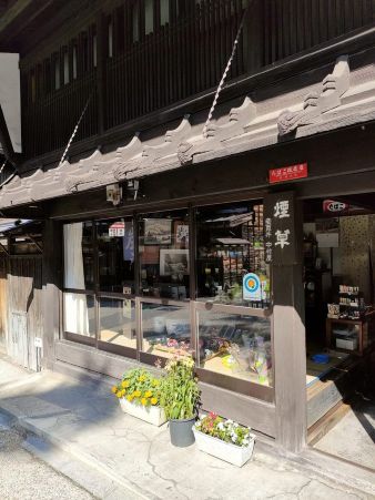 奈良井宿の店先（看板と格子）