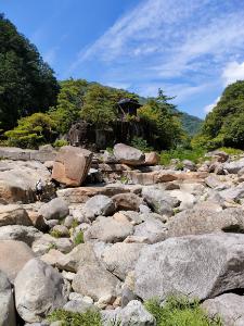 寝覚の床の巨岩群と木曽川（上松宿）